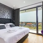 Luxury Taboo & In For 8 People With Heated Pool & Wellness Area * ميدولين