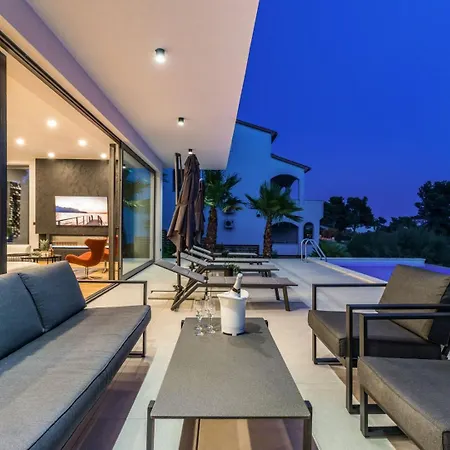 Villa Luxury Taboo & In For 8 People With Heated Pool & Wellness Area Medulin