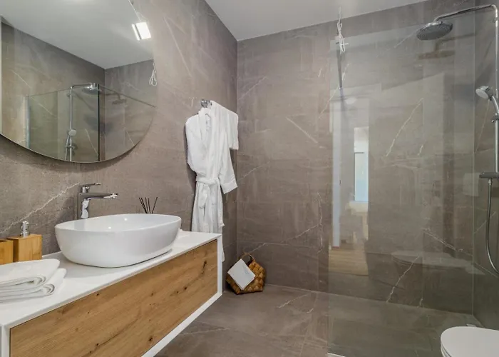 Luxury Taboo & In For 8 People With Heated Pool & Wellness Area 빌라 *