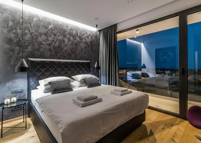 빌라 Luxury Taboo & In For 8 People With Heated Pool & Wellness Area 메덜린