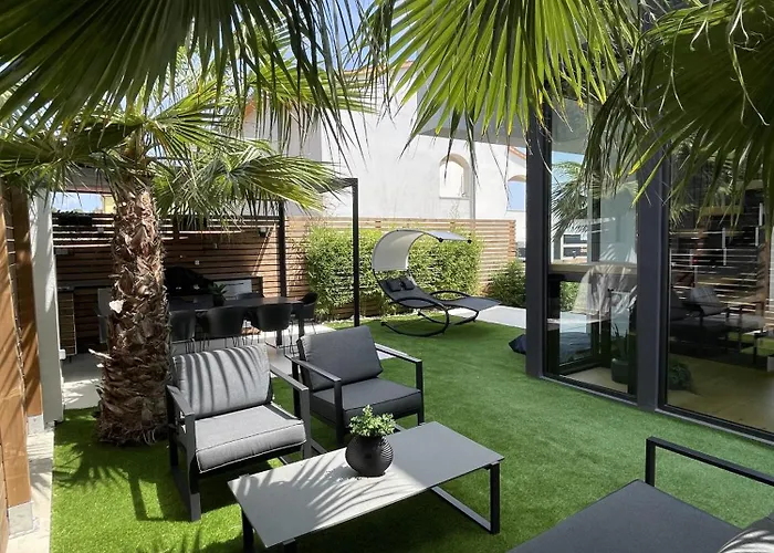 빌라 Luxury Taboo & In For 8 People With Heated Pool & Wellness Area 메덜린