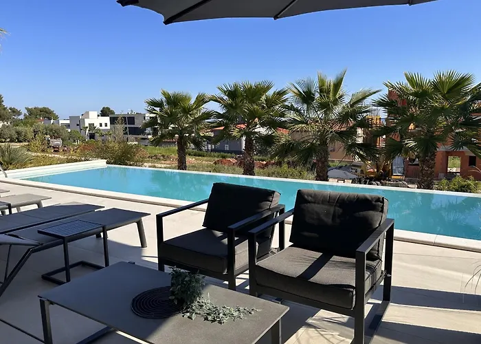 빌라 Luxury Taboo & In For 8 People With Heated Pool & Wellness Area 메덜린