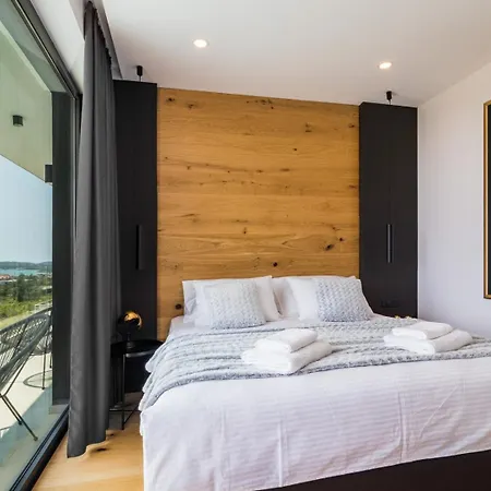 Luxury Taboo & In For 8 People With Heated Pool- Wellness & Sea View Villa Medulin