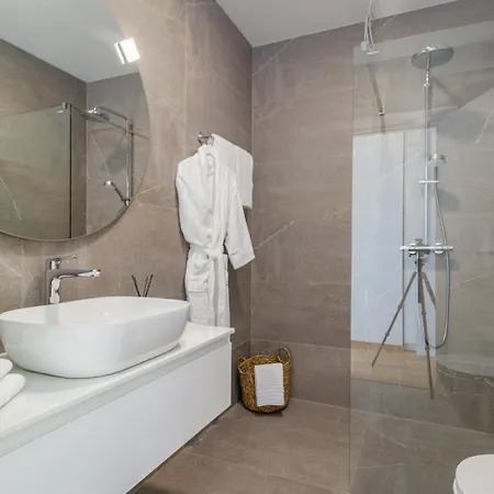 Luxury Taboo & In For 8 People With Heated Pool & Wellness Area Медулин