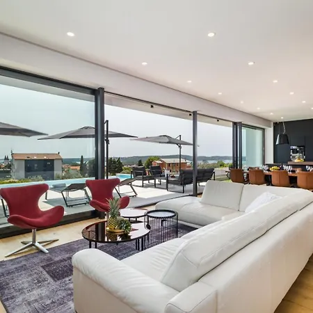 Luxury Taboo & In For 8 People With Heated Pool- Wellness & Sea View * Medulin