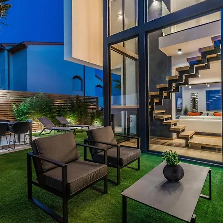 Luxury Taboo & In For 8 People With Heated Pool- Wellness & Sea View * Medulin