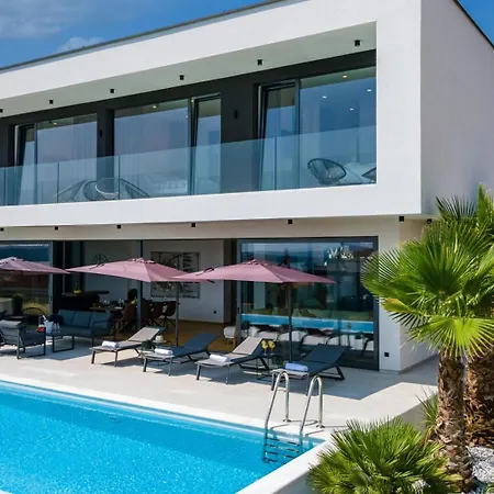 Luxury Taboo & In For 8 People With Heated Pool- Wellness & Sea View Villa Medulin