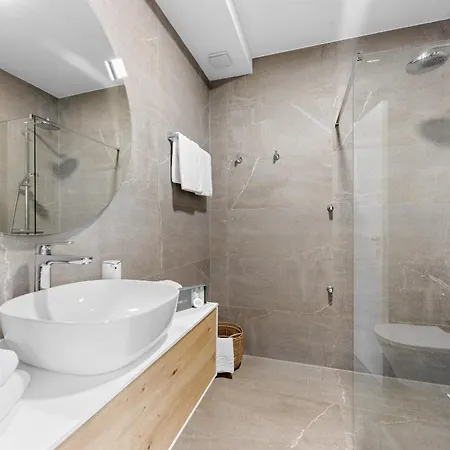 Luxury Taboo & In For 8 People With Heated Pool & Wellness Area 빌라 메덜린