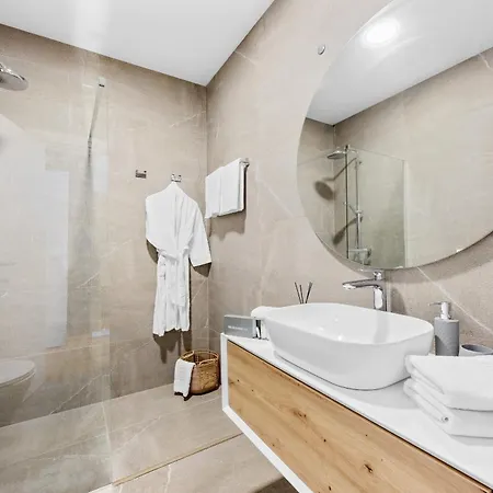 Luxury Taboo & In For 8 People With Heated Pool & Wellness Area 빌라 메덜린